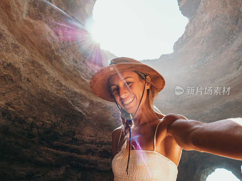 一名女子在葡萄牙的洞穴里自拍