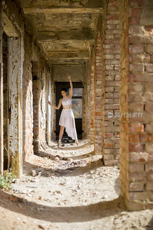 芭蕾舞演员在一座废弃的建筑里