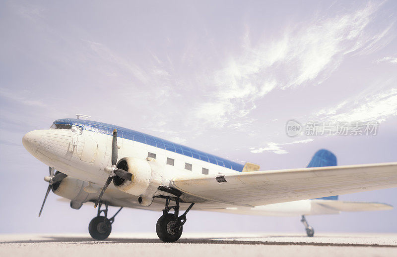 沙漠中的DC-3型号达科他