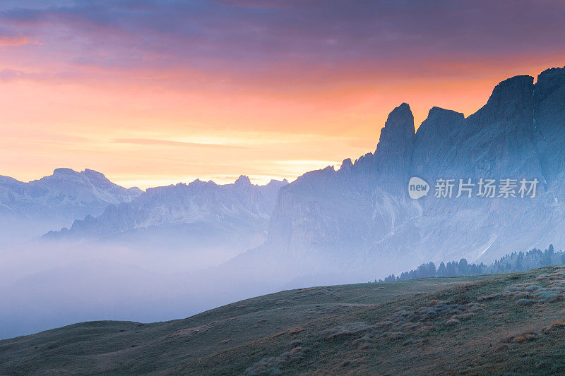 意大利南蒂洛尔，著名的旅游胜地白云石山峰在夏日里闪耀着美丽的金色光芒。艺术照片。山之美世界