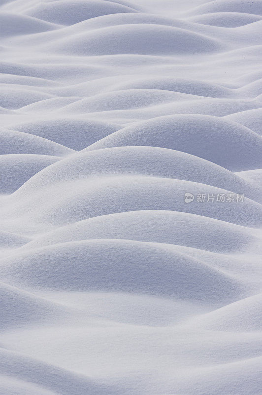 阿拉斯加道尔顿高速公路边，岩石上的积雪，柔软，轮廓，寒冷，纹理，