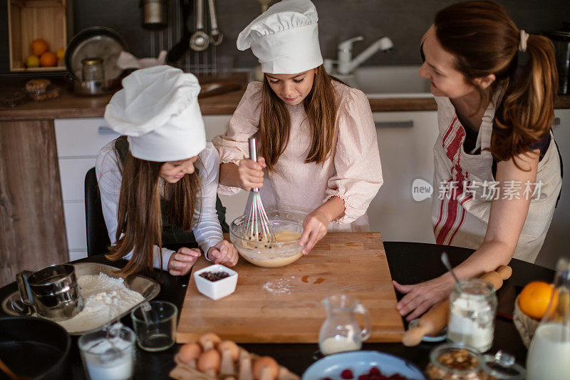 妈妈和女孩们在做饼干