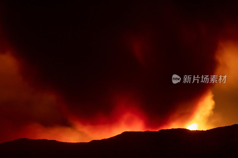 科罗拉多州西部松树峡谷大火的火焰和浓烟