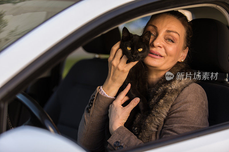 开车去上班前和她的猫亲热的女人