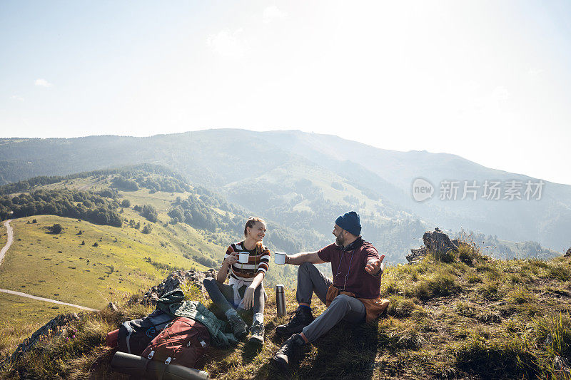 年轻夫妇露营