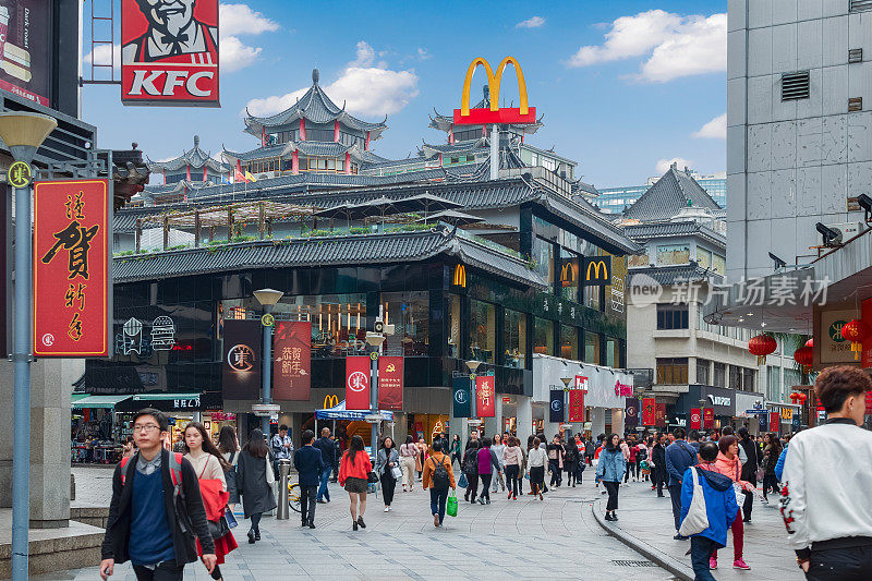 中国深圳大街上的麦当劳