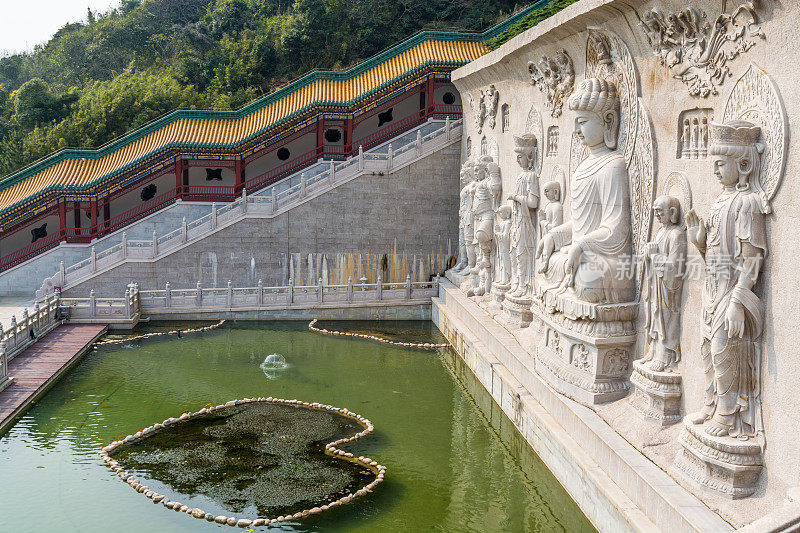 舟山群岛普陀山宝陀讲坛佛像，是中国观音菩萨道场的著名景点
