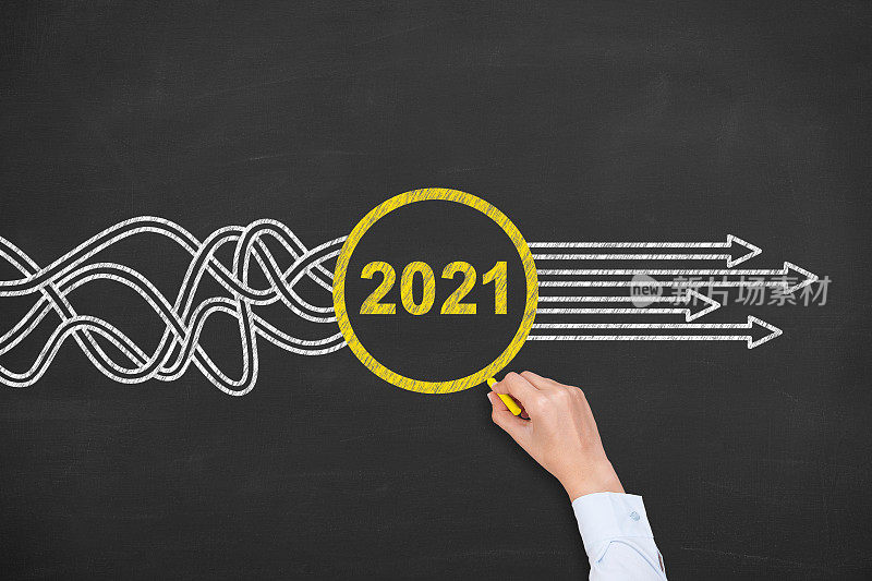 解决方案概念2021年在黑板背景