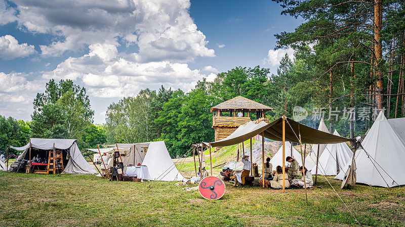 历史重现斯拉夫或维京部落的营地与木栅栏，堡垒塔和帐篷营地
