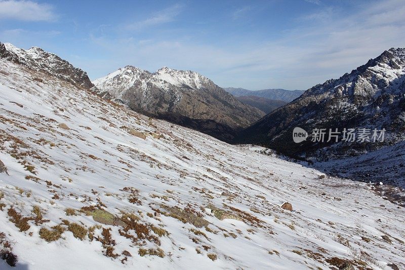 科西嘉阿斯库山谷的冬季场景