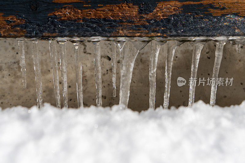 加拿大滑铁卢地区圣雅各布斯屋顶上的冰柱和雪