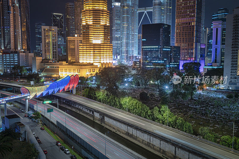 吉隆坡夜景与萨罗马桥连接在老城区和新城建筑之间的高速公路