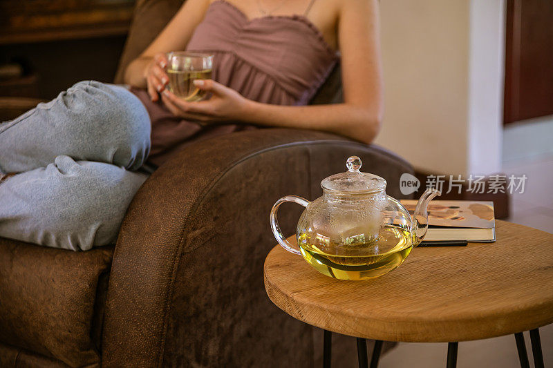 年轻女子喝散叶甘菊茶