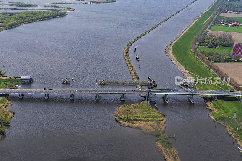 拉姆斯波尔布里奇和风暴屏障与IJssel三角洲的背景