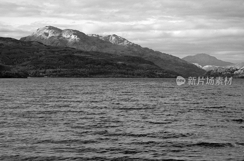 苏格兰的洛蒙德湖展示了本·洛蒙德和湖上的少女