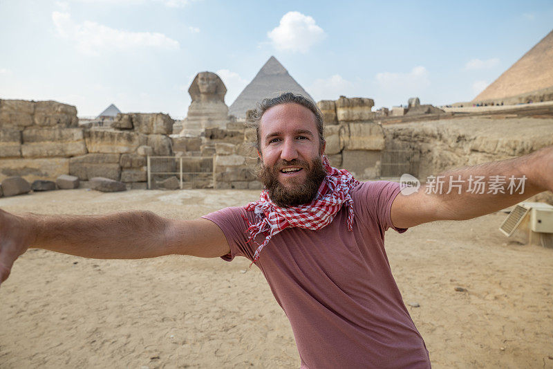 快乐的游客在埃及金字塔自拍