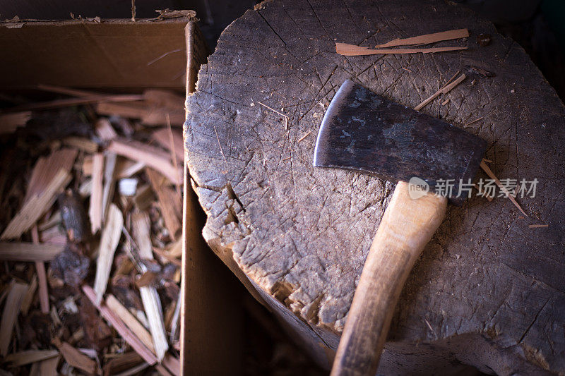 斧头，木片，树桩