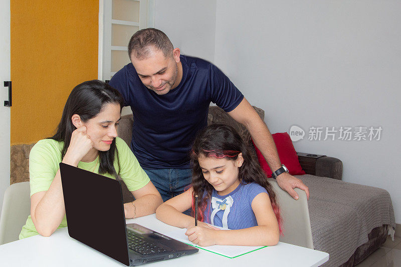 爸爸妈妈在家里学习，女儿在电脑上