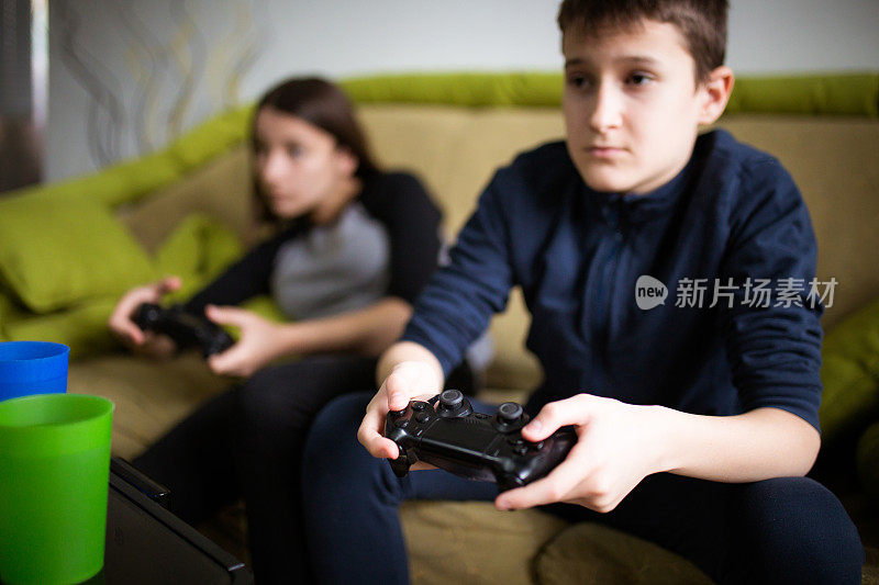 兄弟姐妹在客厅玩视频游戏时玩得很开心