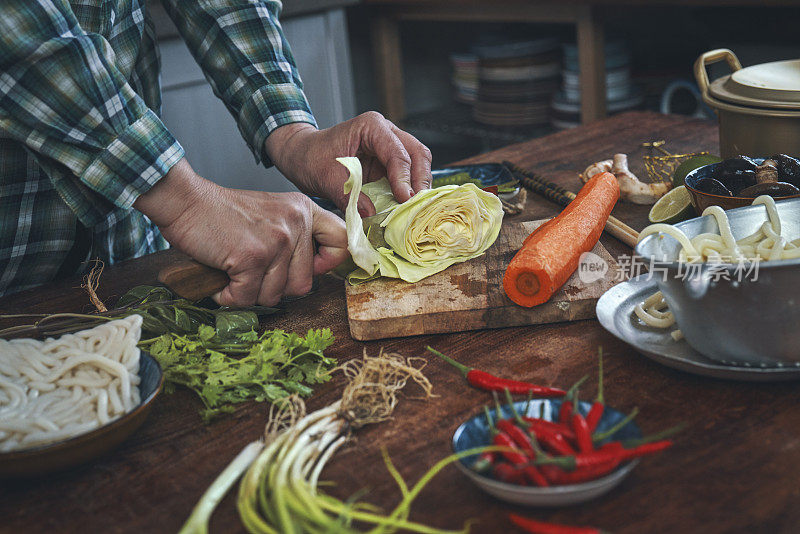 准备素食炒乌冬面与蔬菜