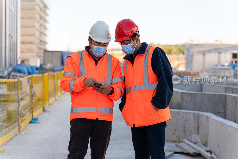 工程师在工地上用手机做一些检查