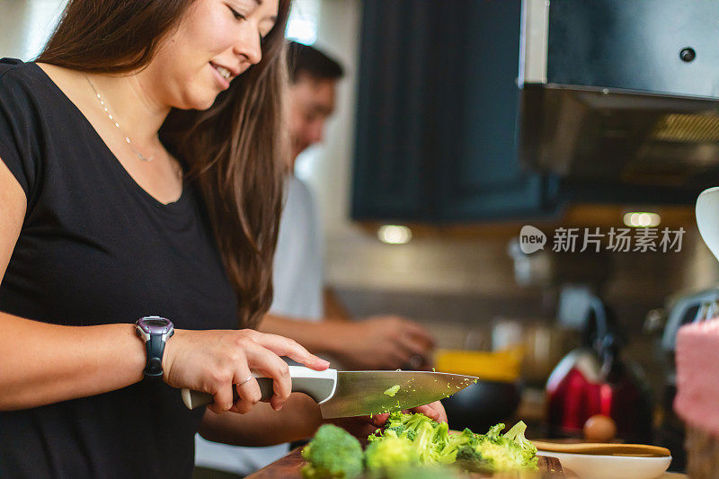 亚洲异性恋夫妇在厨房一起做饭做泰国炒饭照片系列