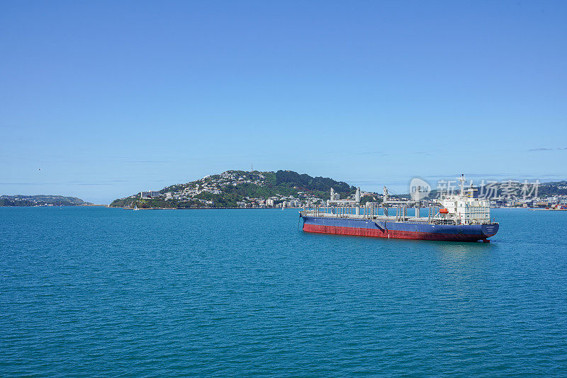 新西兰惠灵顿湾的一艘货船。