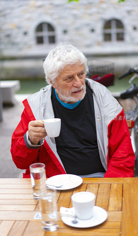 帕金森病患者在餐厅喝咖啡的肖像。