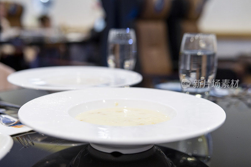 奶油蘑菇玉米汤和在餐厅