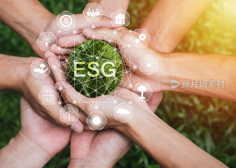 手成人团队合作和谐手握地球与ESG图标概念的环境，社会和治理的可持续和伦理商业网络连接