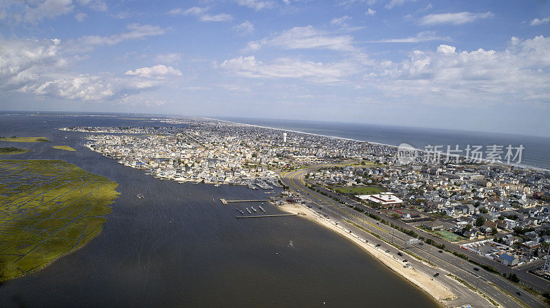 新泽西海岸堰洲岛在夏季空中，东北视图。