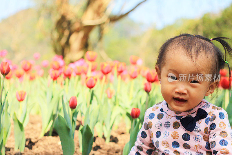 一个女孩和郁金香花。