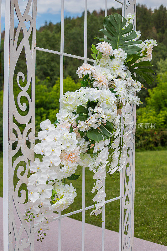 婚礼上，用布和花装饰拱门