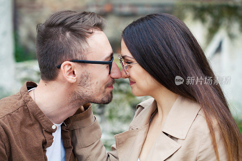 年轻的情侣戴着眼镜亲吻