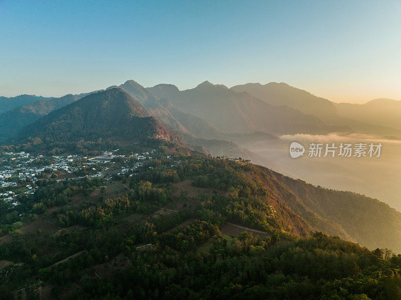 鸟瞰危地马拉的阿提特兰湖