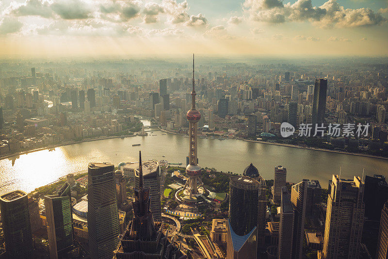 上海的天际线与东方明珠塔