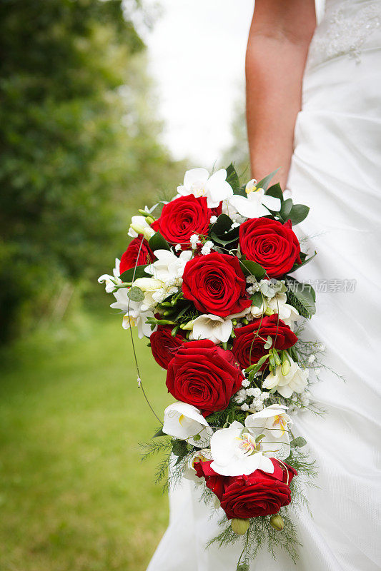 新娘在婚礼上捧着花束的中段