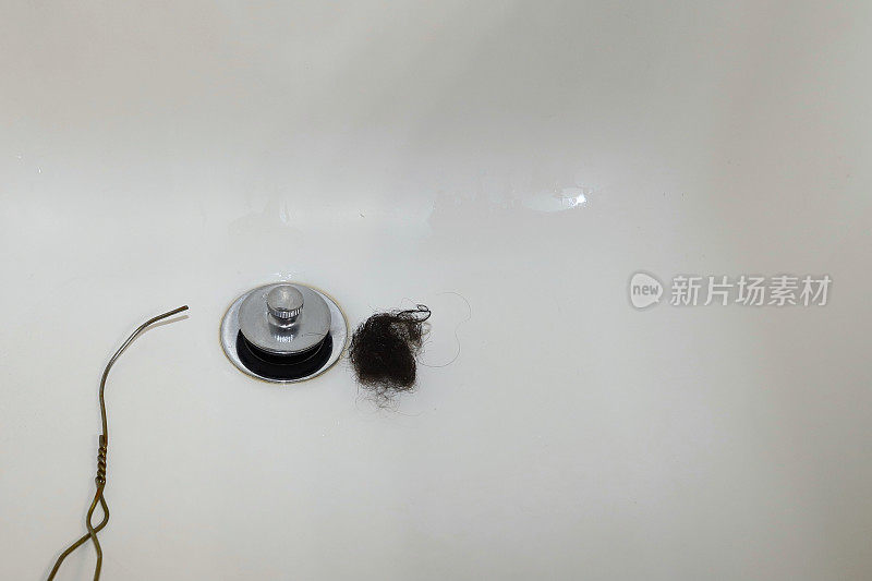 一堆黑人在浴室的排水管旁脱落的头发
