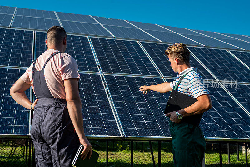 两个专业承包商讨论太阳能电池板安装的最终结果