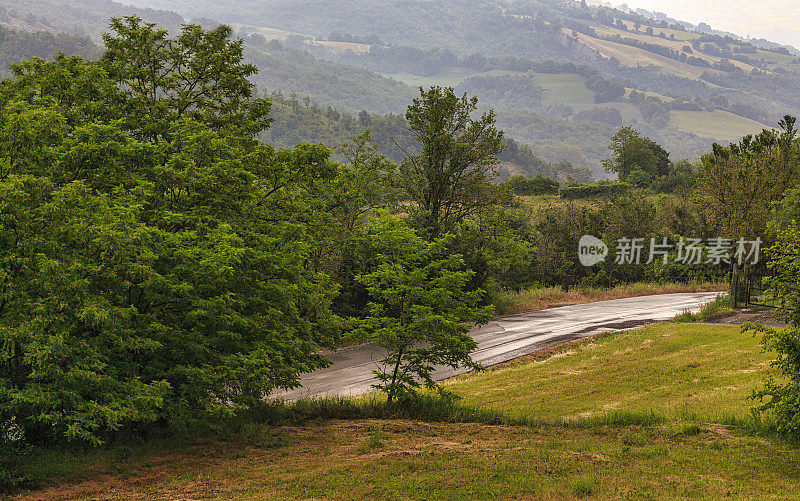 埃米尔亚平宁山脉之间的公路