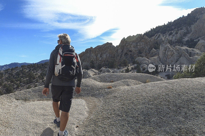 徒步旅行者探索沙漠地貌