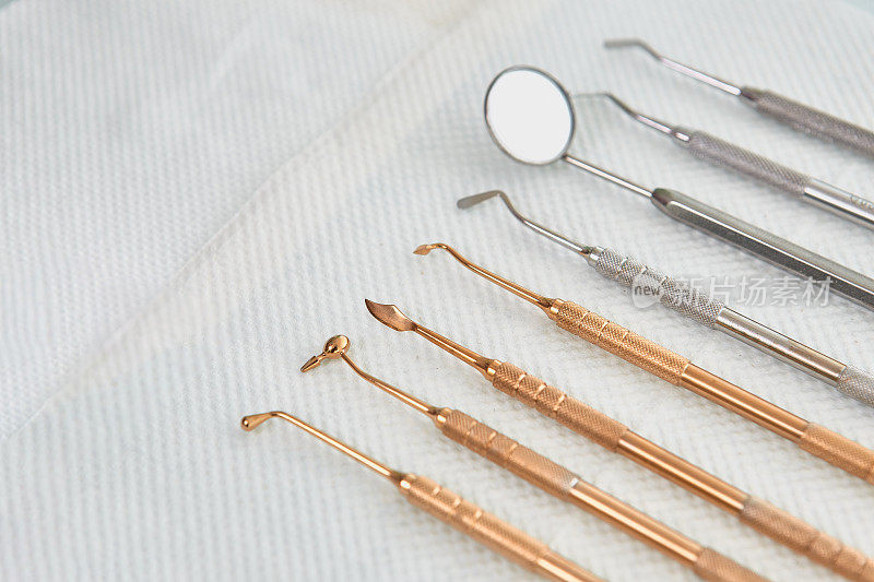 牙科镜，锄头，镰刀，解剖刀，探针和其他不锈钢工具。