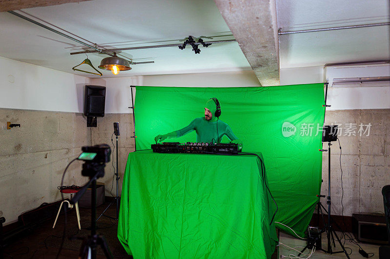 在录音棚，有一个绿色屏幕的音乐视频拍摄