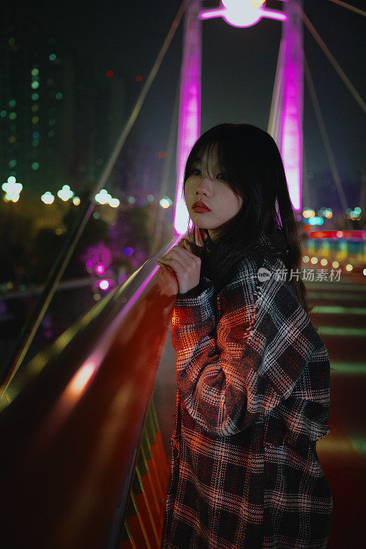 晚上在桥上的亚洲年轻女子