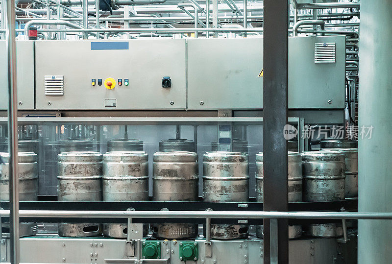 微型啤酒厂精酿啤酒装瓶自动输送线。啤酒生产
