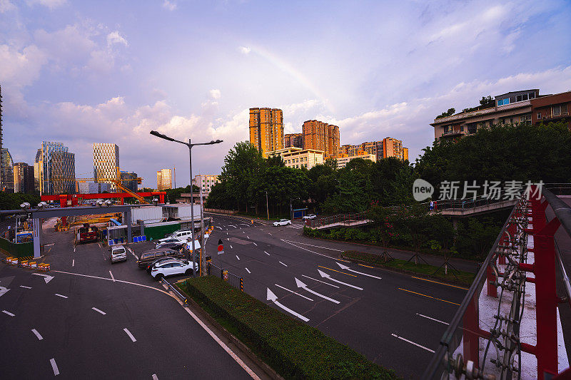 黄昏雨后的彩虹和现代都市