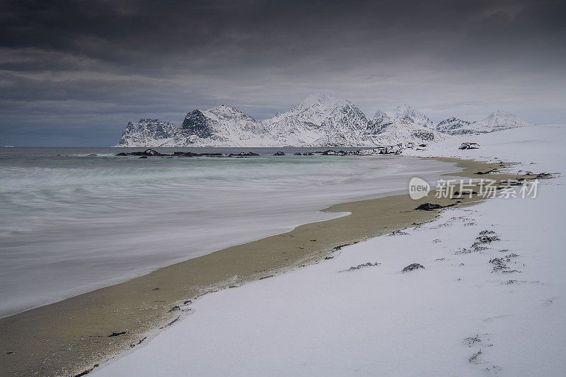 挪威罗浮敦群岛的默兰德海滩，冬天有雪