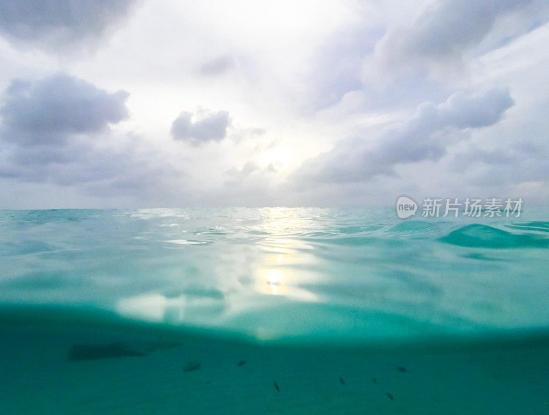 在半途中，蓝绿色的加勒比海海景和风景如画的云景