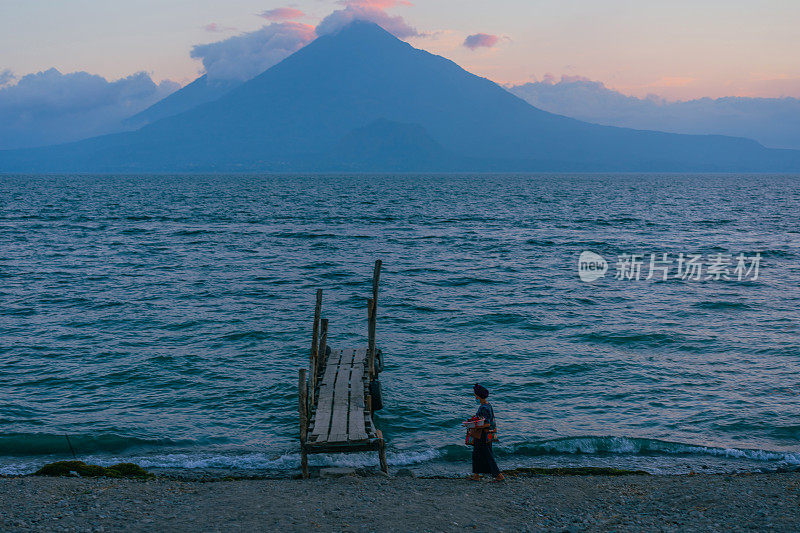 日落时分，危地马拉阿提特兰湖上卖东西的女人