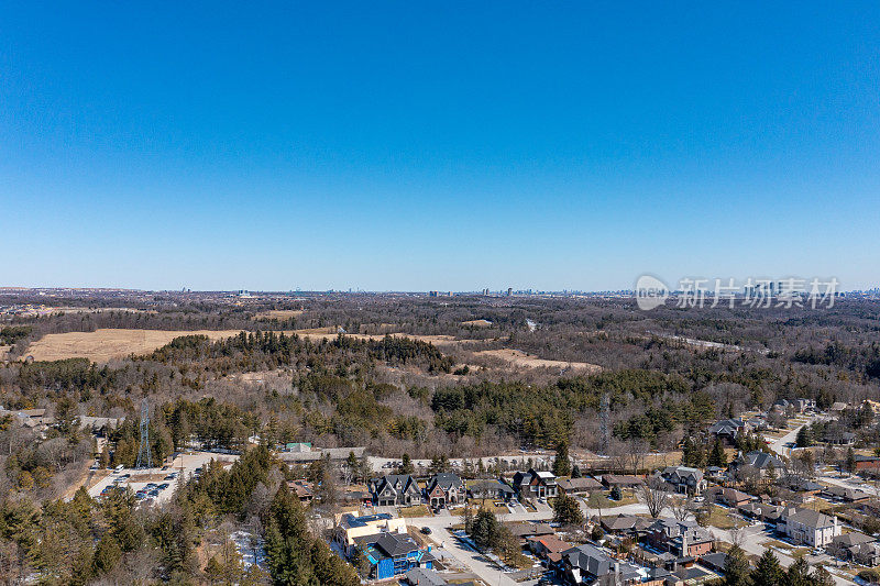 鸟瞰图克莱恩堡镇和伊斯灵顿大道，沃恩，加拿大